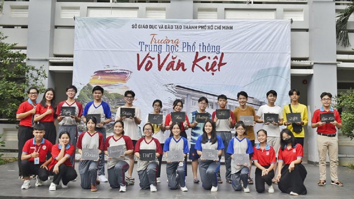 ồng phục trường Võ Văn Kiệt cũng rất hiện đại, trẻ trung, năng động đồng thời cũng thanh lịch