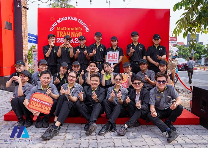 Đồng phục McD giúp tạo sự đồng nhất và thể hiện dấu ấn thương hiệu