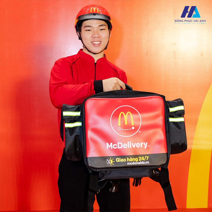 Đồng phục nhân viên giao hàng McD nổi bật với sắc đỏ thương hiệu
